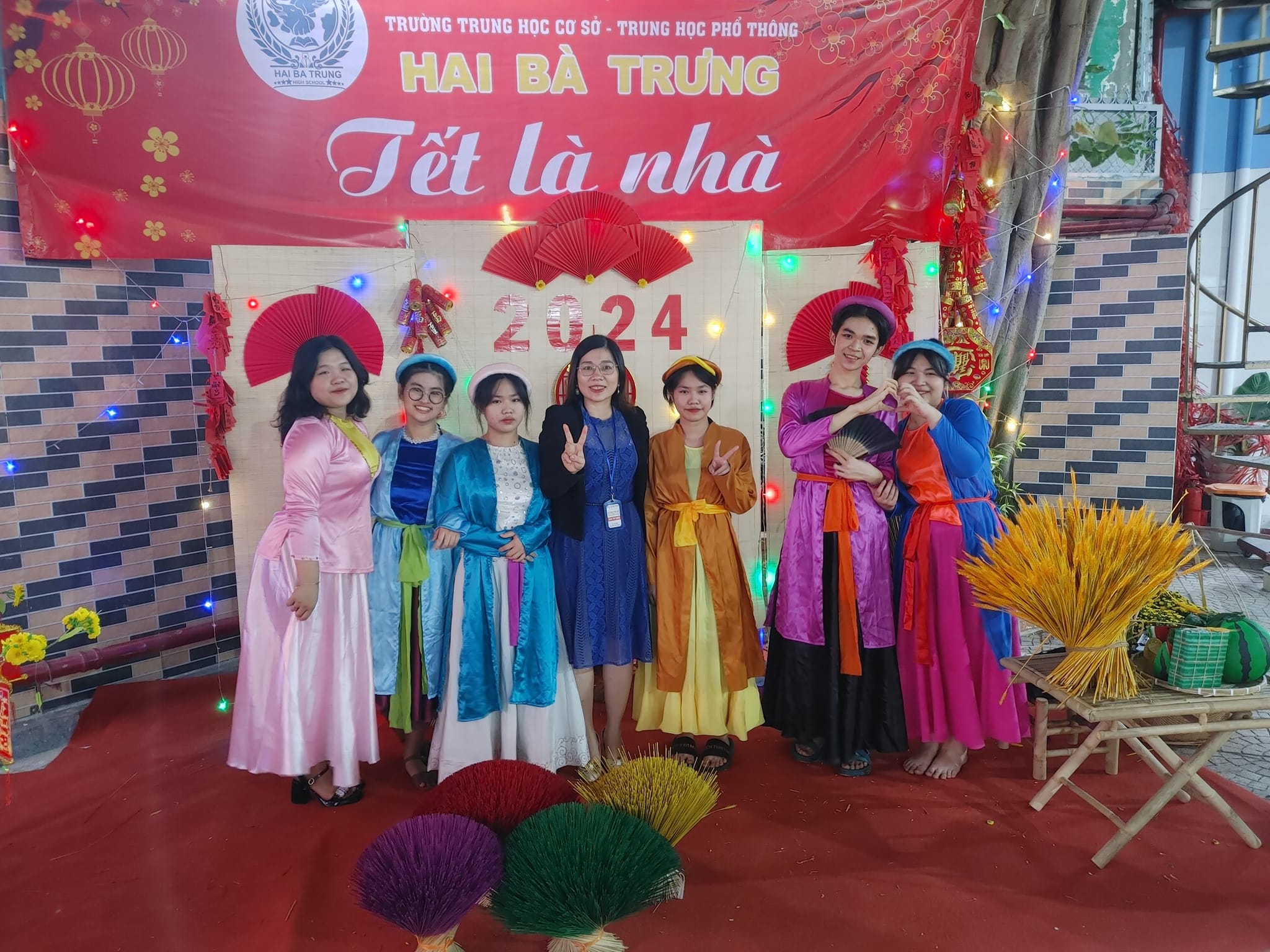 HỌC SINH TRƯỜNG TƯ THỤC HAI BÀ TRƯNG HÀO HỨNG TRỞ LẠI TRƯỜNG SAU KỲ NGHỈ TẾT NGUYÊN ĐÁN