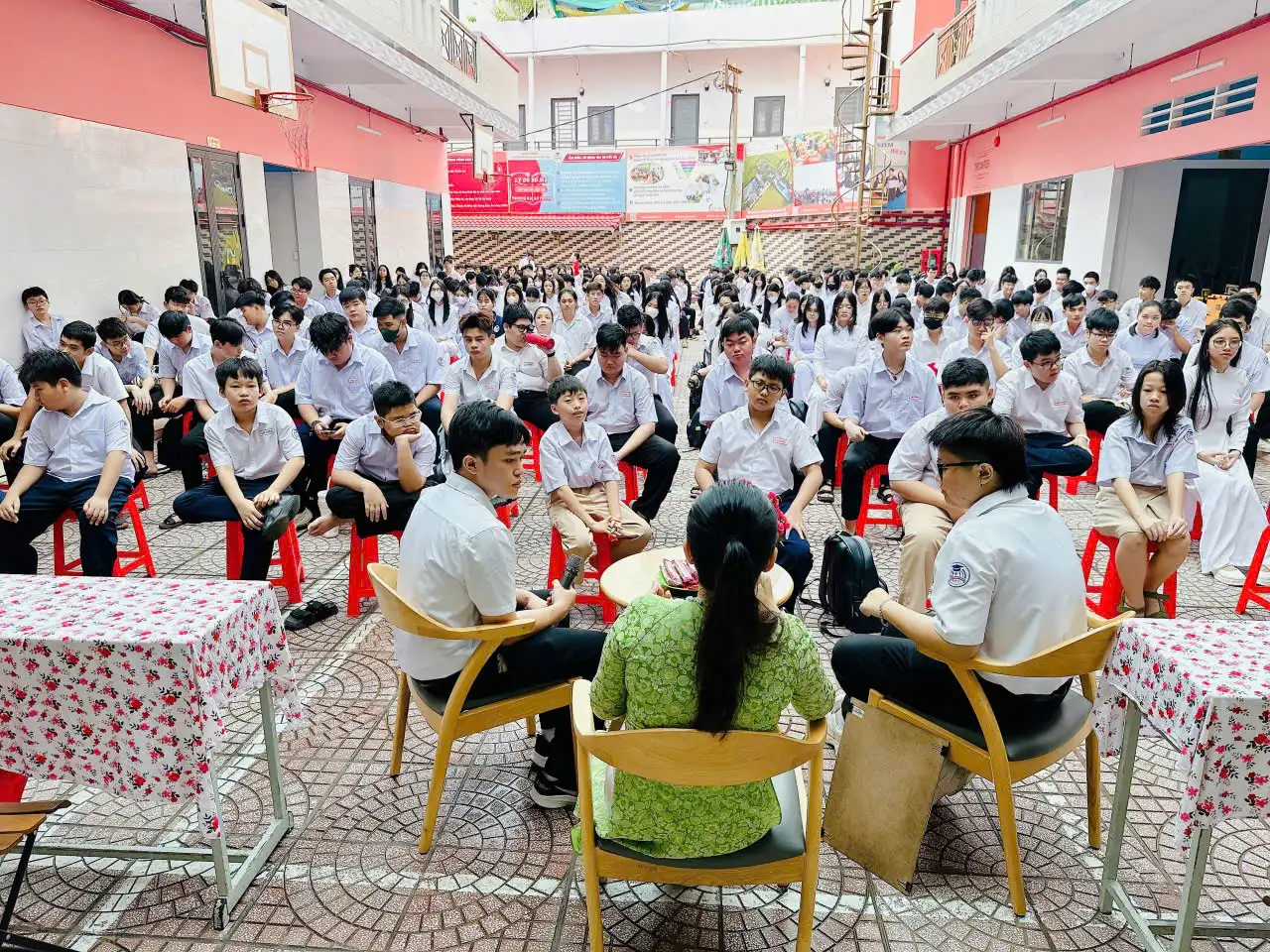 Sáng thứ hai ngày 23 tháng 9 vừa qua, Trường THCS-THPT Hai Bà Trưng đã tổ chức buổi sinh hoạt chuyên đề thú vị, tạo cơ hội cho học sinh chia sẻ những trải nghiệm cá nhân và cảm nhận về ngôi trường của mình.