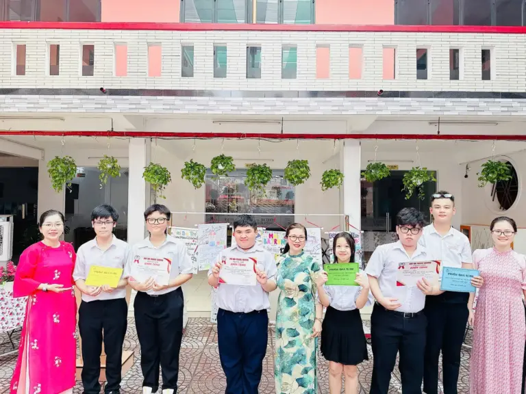 Vào ngày 14 tháng 10, tại trường THCS THPT Hai Bà Trưng, cuộc thi Thiết kế Nội quy lớp học đã diễn ra sôi nổi trong tiết Hoạt động trải nghiệm dưới cờ.