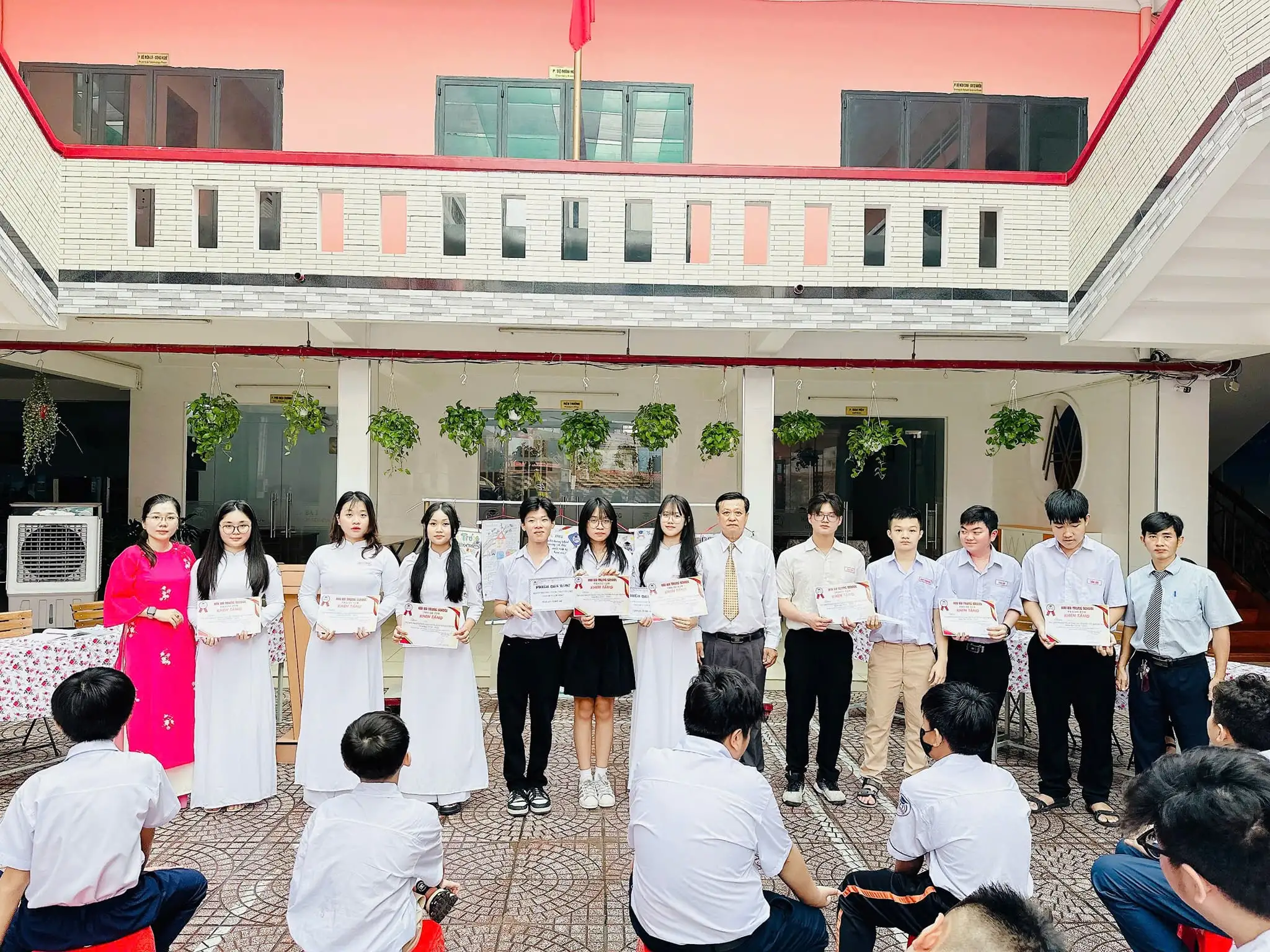 Vào ngày 14 tháng 10, tại trường THCS THPT Hai Bà Trưng, cuộc thi Thiết kế Nội quy lớp học đã diễn ra sôi nổi trong tiết Hoạt động trải nghiệm dưới cờ.