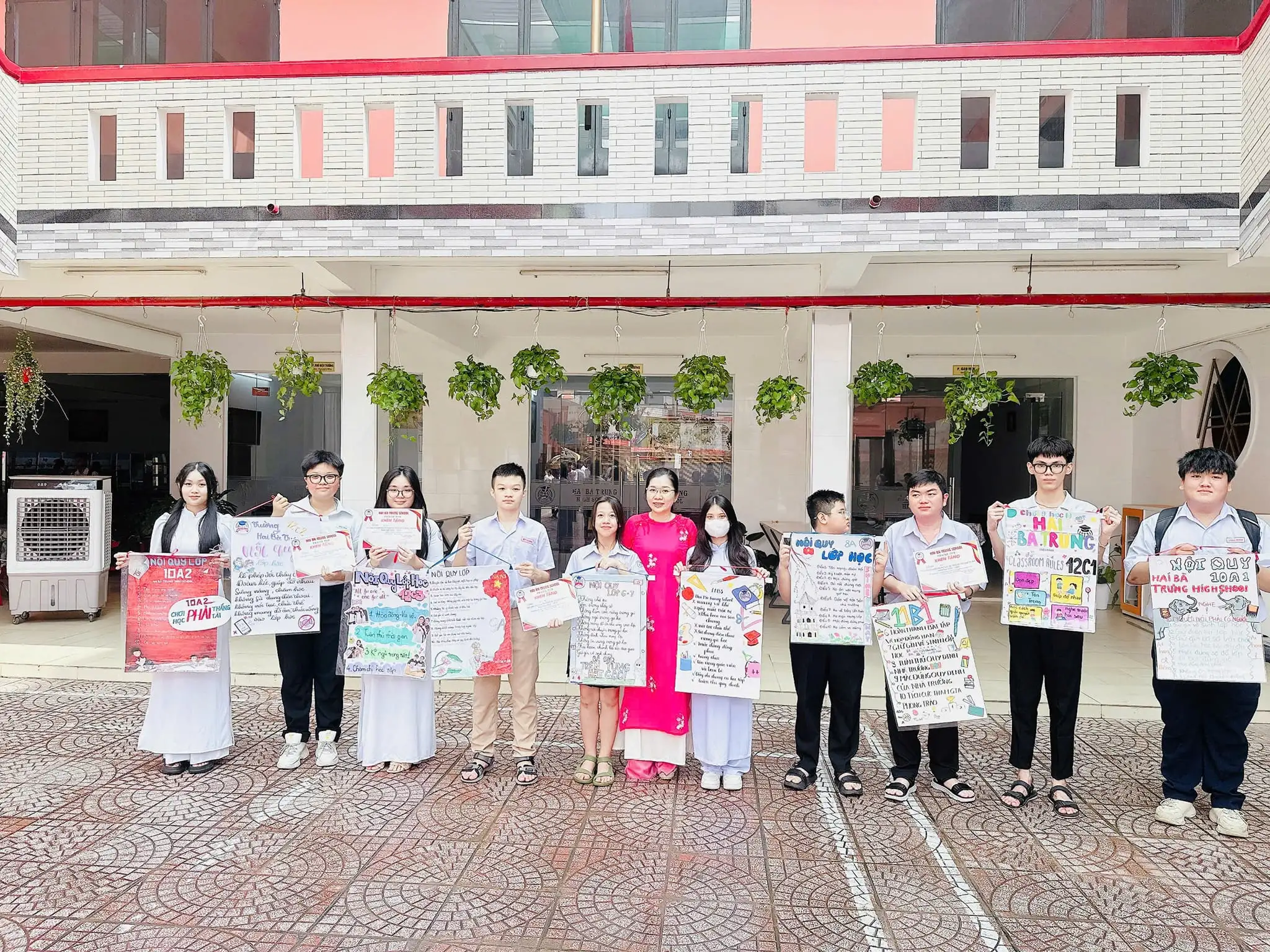 Vào ngày 14 tháng 10, tại trường THCS THPT Hai Bà Trưng, cuộc thi Thiết kế Nội quy lớp học đã diễn ra sôi nổi trong tiết Hoạt động trải nghiệm dưới cờ.