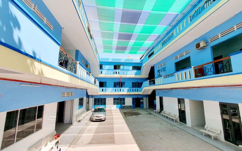 Khuôn viên trường và dãy lớp học